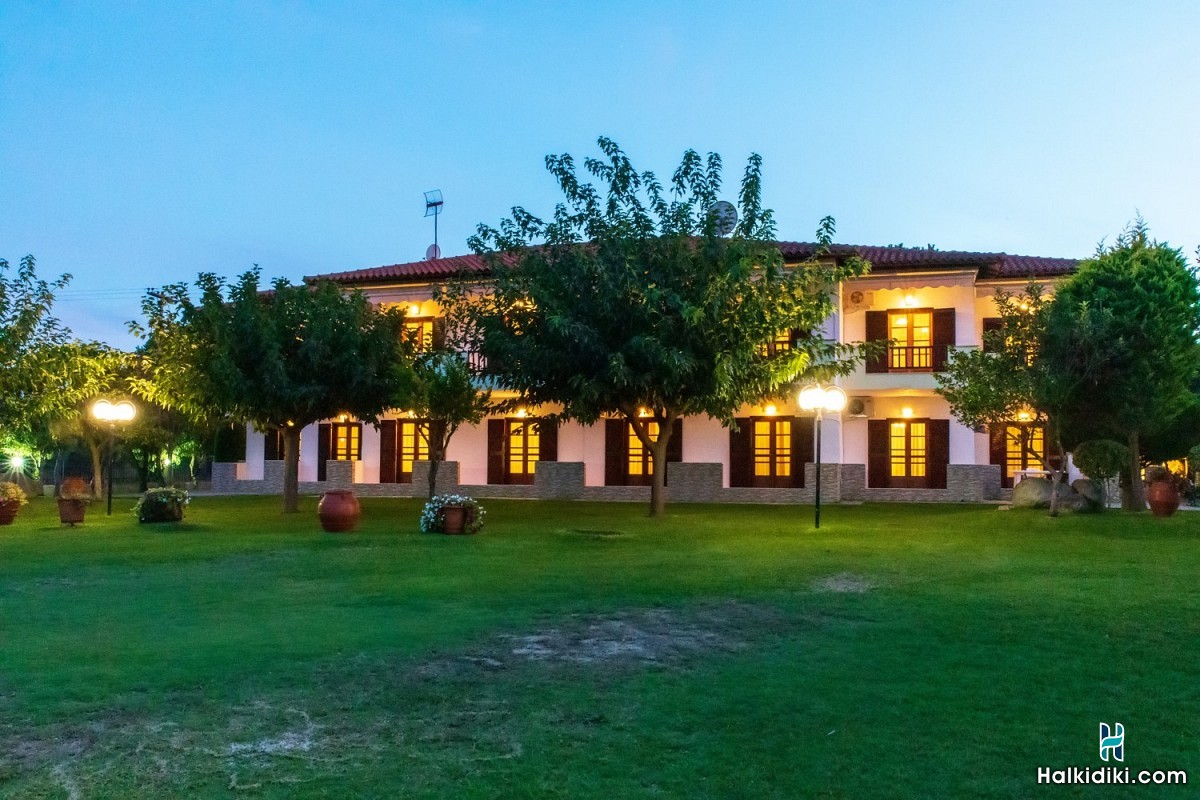 House Maria, Exteriors