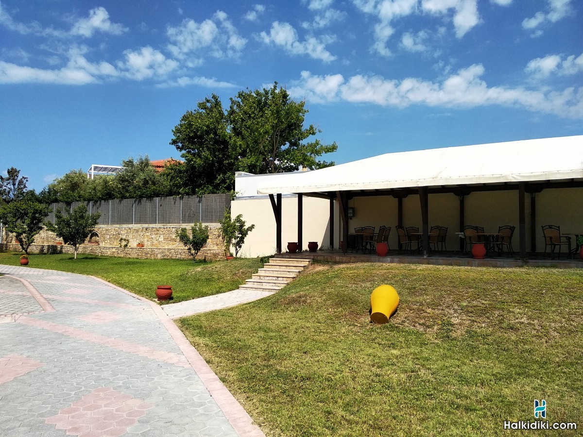 Meltemi Livrohio, Exteriors