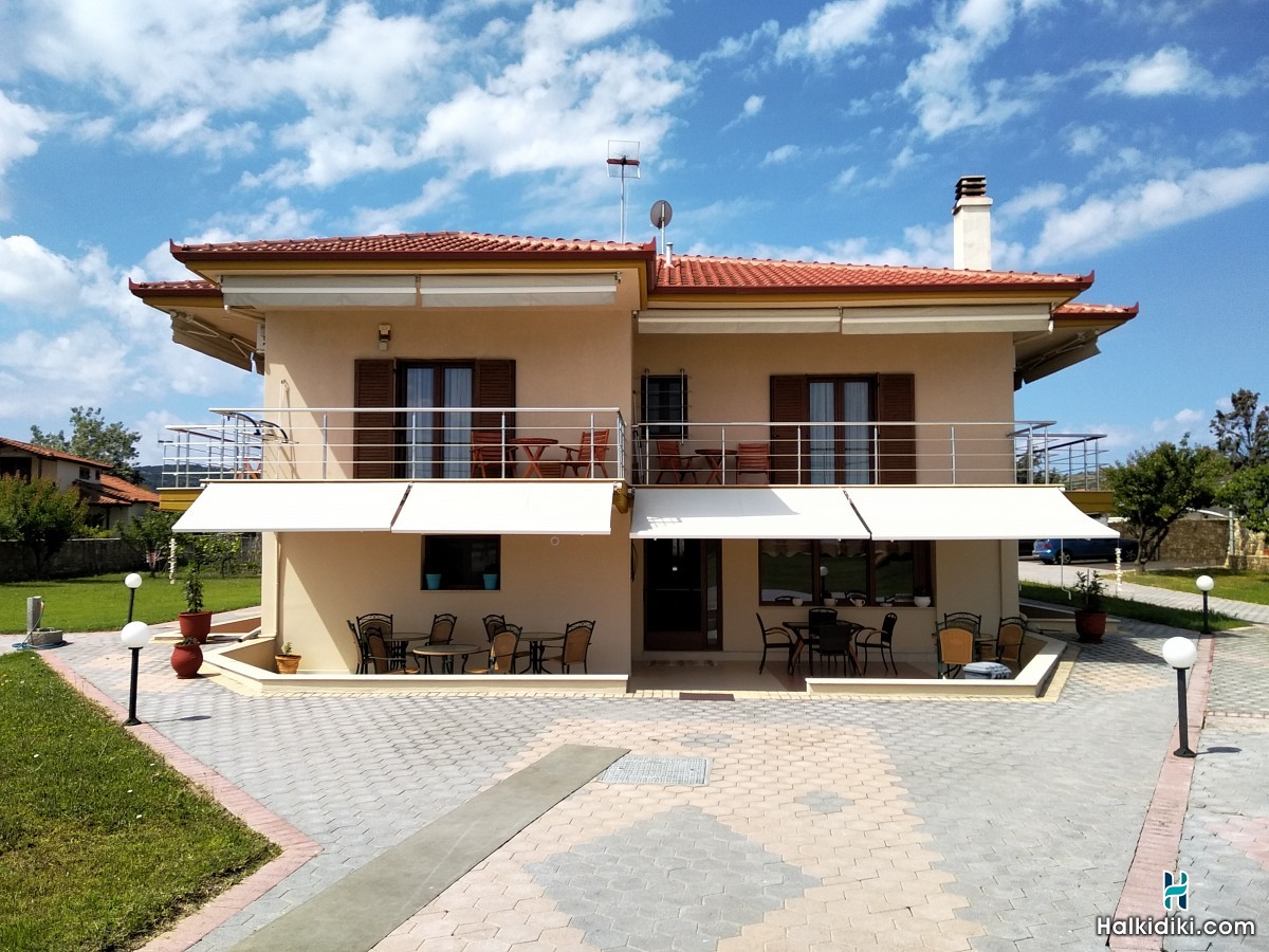 Meltemi Livrohio, Exteriors