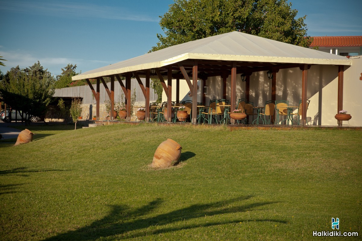 Meltemi Livrohio, Exteriors