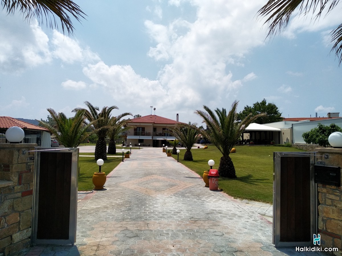 Meltemi Livrohio, Exteriors