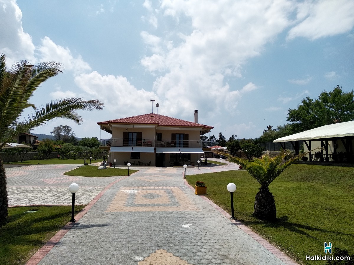 Meltemi Livrohio, Exteriors