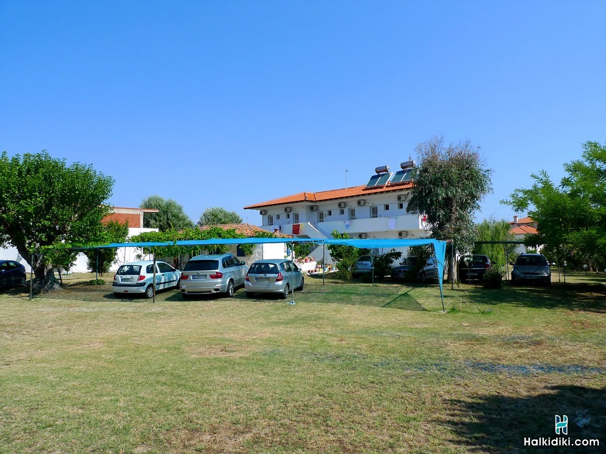 Sarakatsanou Maria, Exteriors